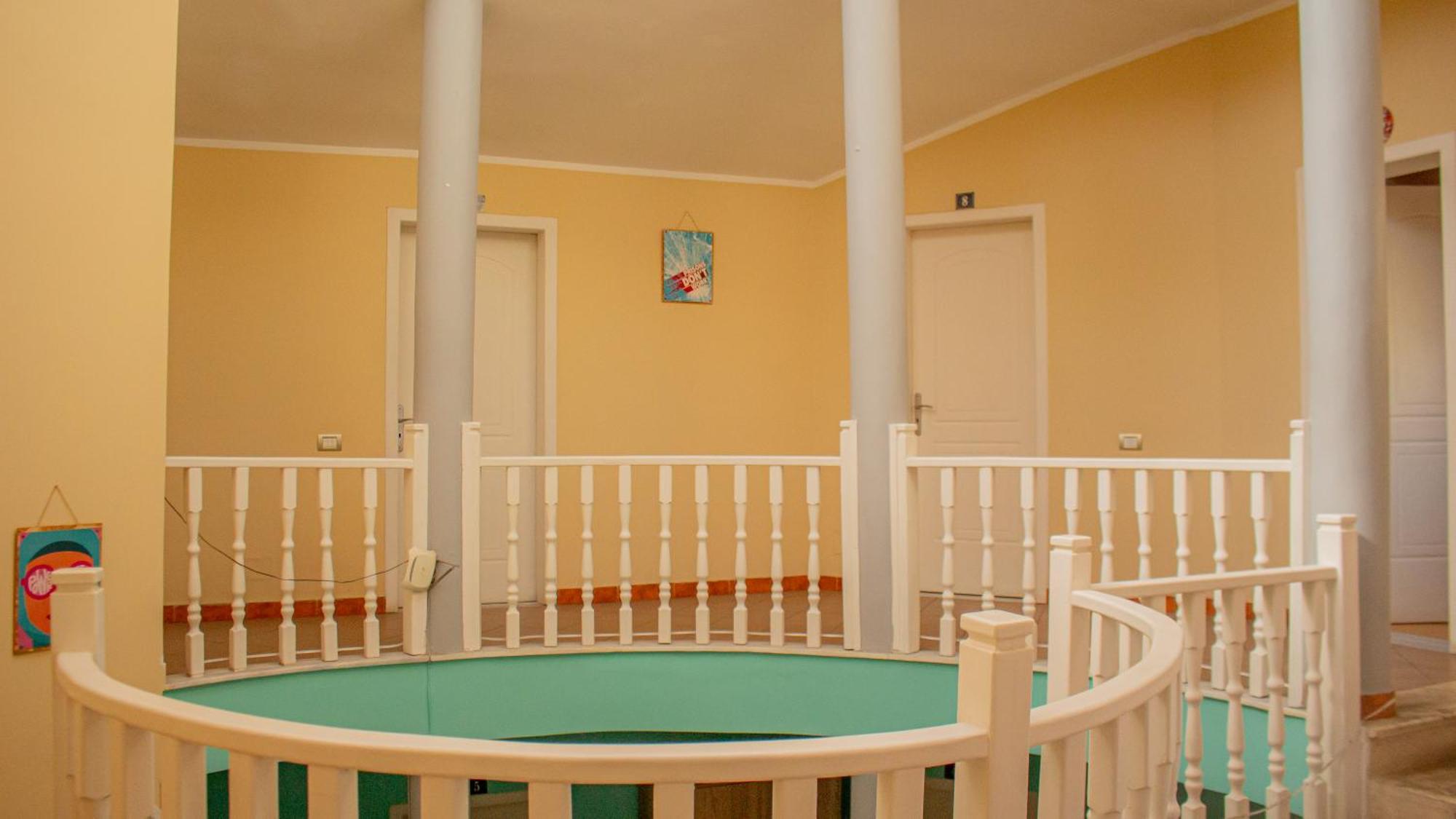 Хостел The Golden Rooster Тирана Экстерьер фото